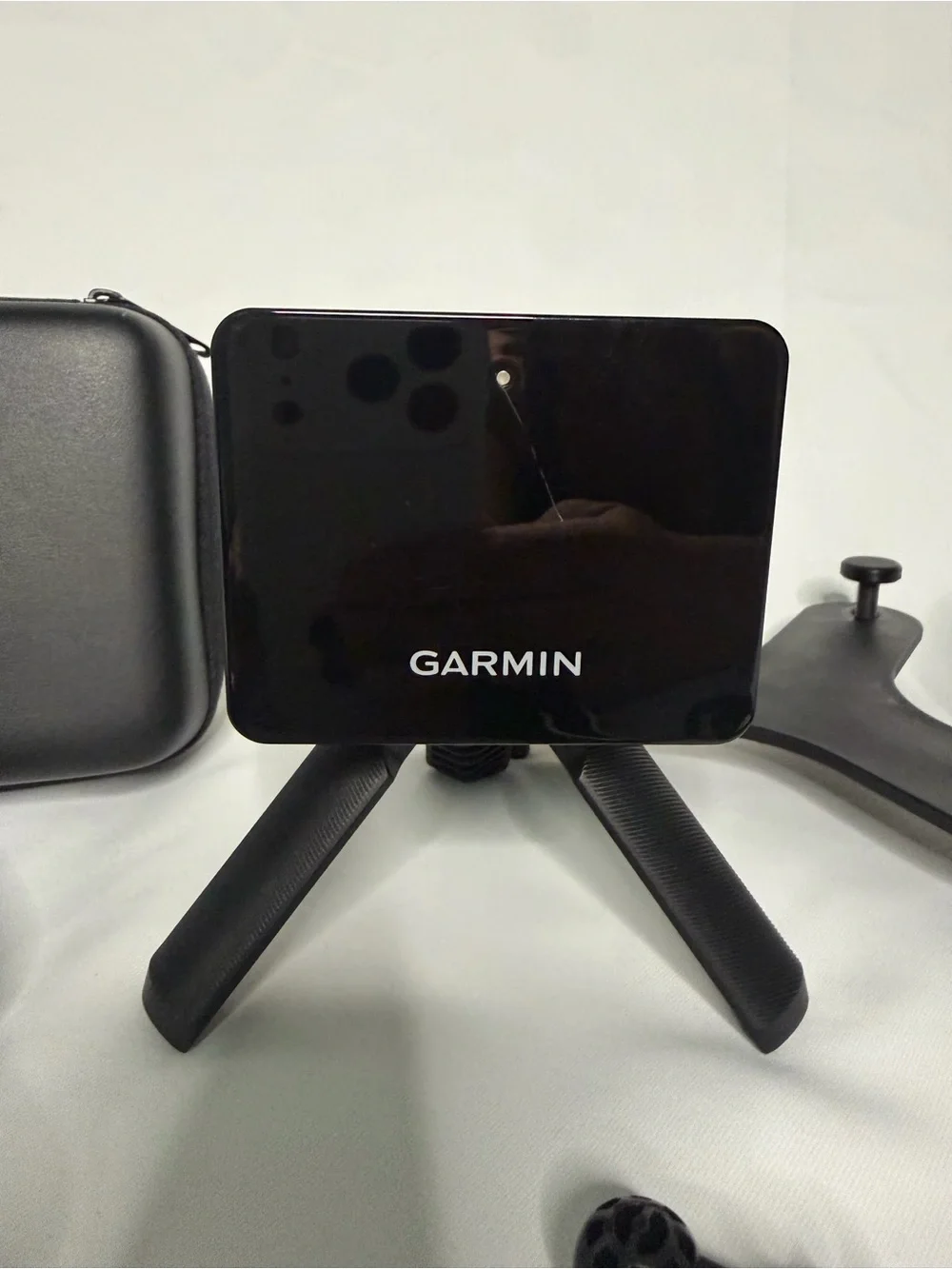 Garmin R10 black with mini tripod includes laser level white back drop screen.